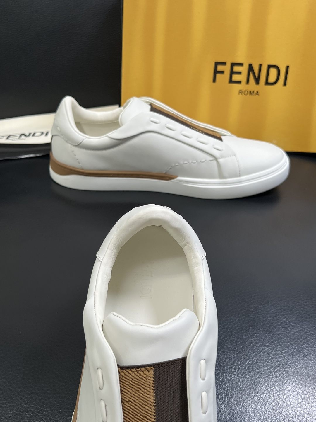 FENDI  高品质  顶级工艺品，芬迪  专柜同步，原厂配置意大利进口牛皮面料，进口牛皮内里垫，透气舒