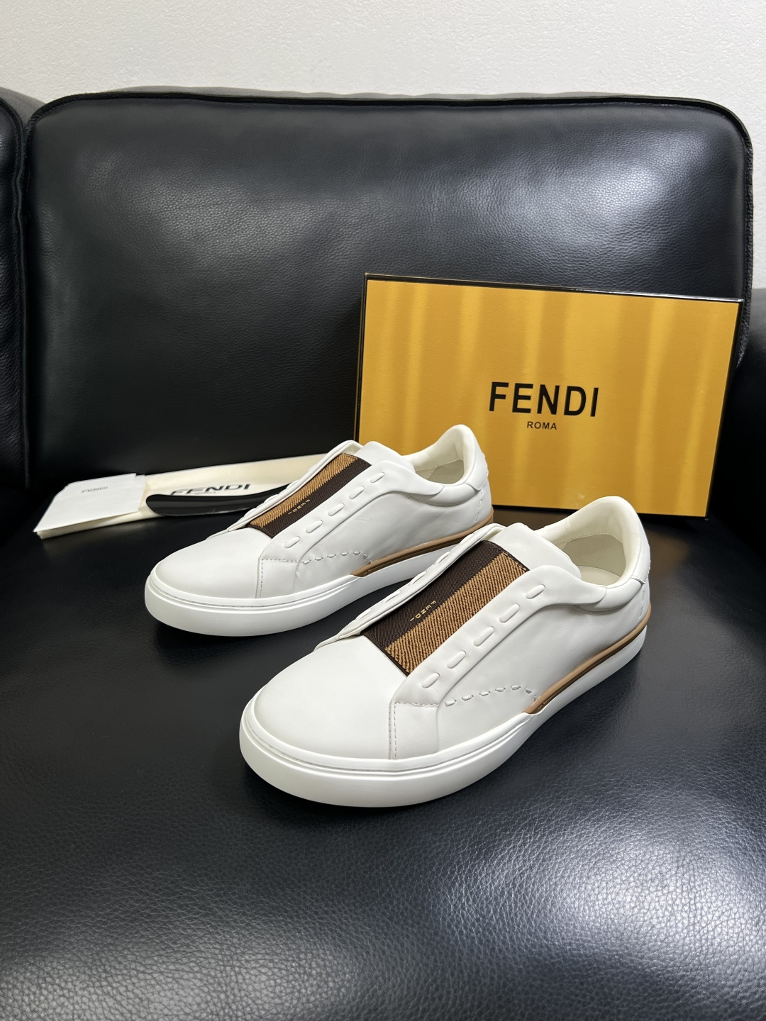 FENDI  高品质  顶级工艺品，芬迪  专柜同步，原厂配置意大利进口牛皮面料，进口牛皮内里垫，透气舒
