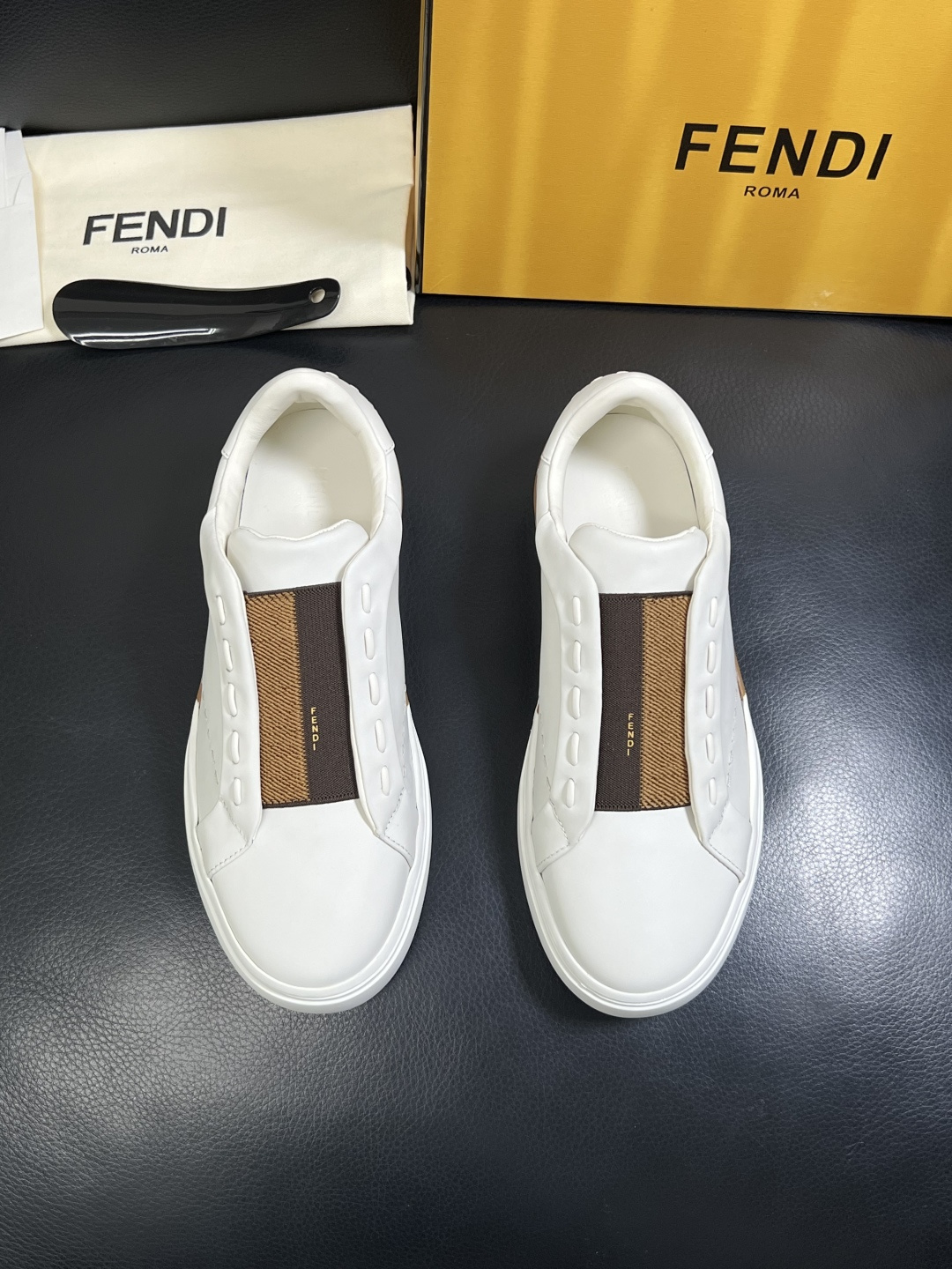 FENDI  高品质  顶级工艺品，芬迪  专柜同步，原厂配置意大利进口牛皮面料，进口牛皮内里垫，透气舒