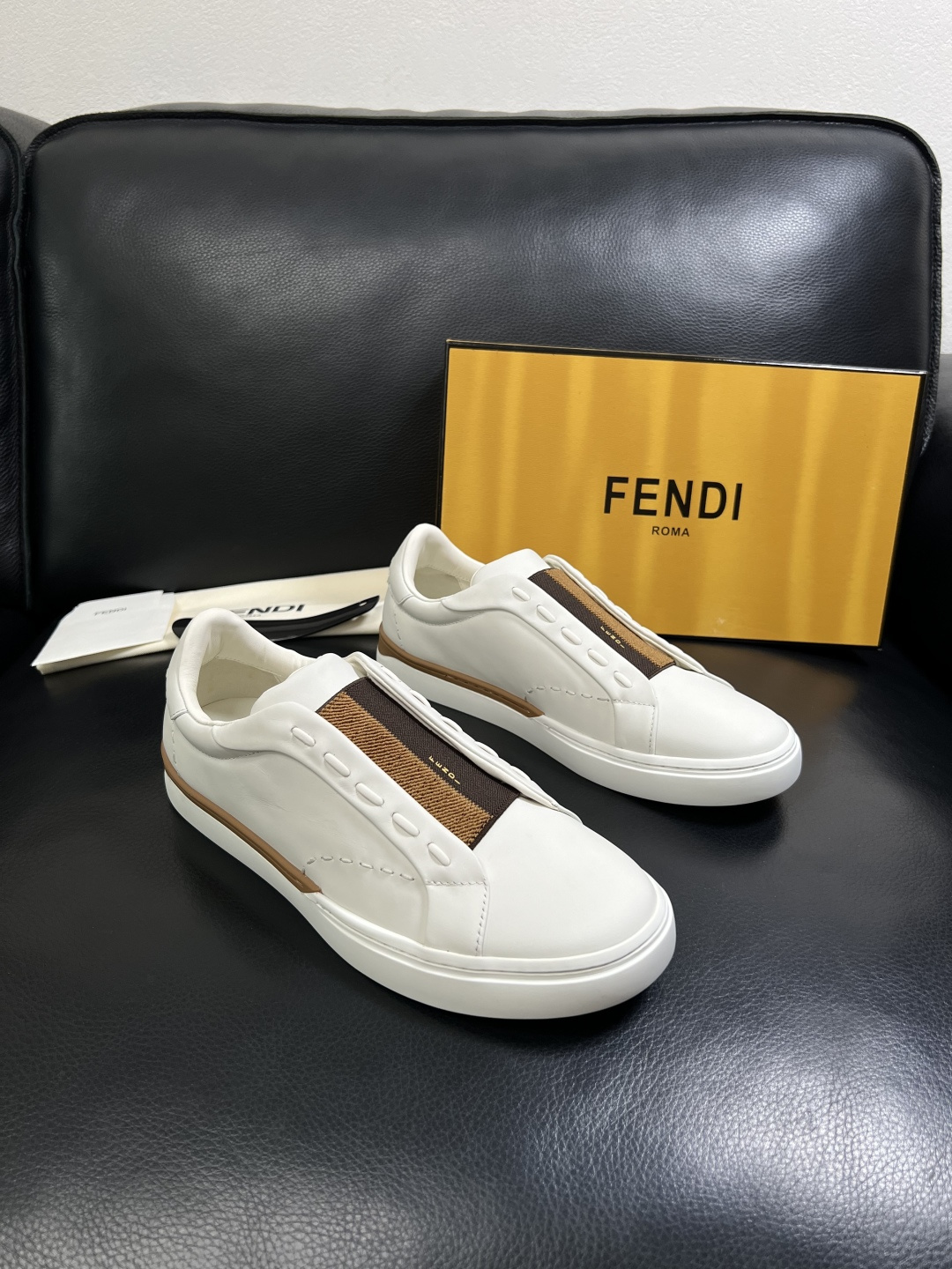 FENDI  高品质  顶级工艺品，芬迪  专柜同步，原厂配置意大利进口牛皮面料，进口牛皮内里垫，透气舒