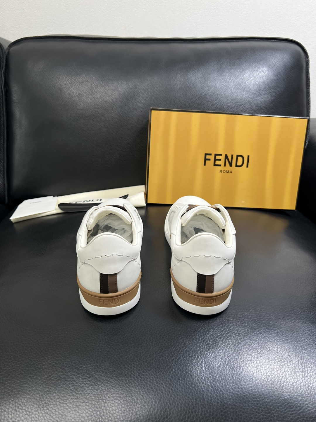 FENDI  高品质  顶级工艺品，芬迪  专柜同步，原厂配置意大利进口牛皮面料，进口牛皮内里垫，透气舒