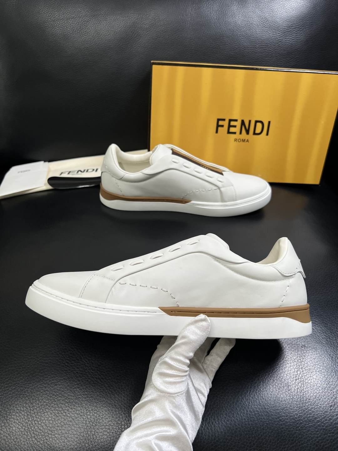 FENDI  高品质  顶级工艺品，芬迪  专柜同步，原厂配置意大利进口牛皮面料，进口牛皮内里垫，透气舒