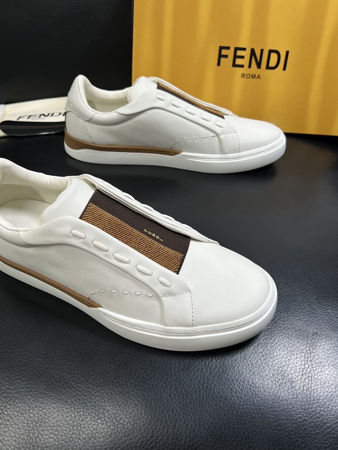 FENDI  高品质  顶级工艺品，芬迪  专柜同步，原厂配置意大利进口牛皮面料，进口牛皮内里垫，透气舒