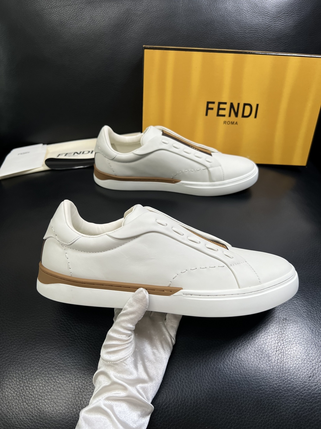 FENDI  高品质  顶级工艺品，芬迪  专柜同步，原厂配置意大利进口牛皮面料，进口牛皮内里垫，透气舒