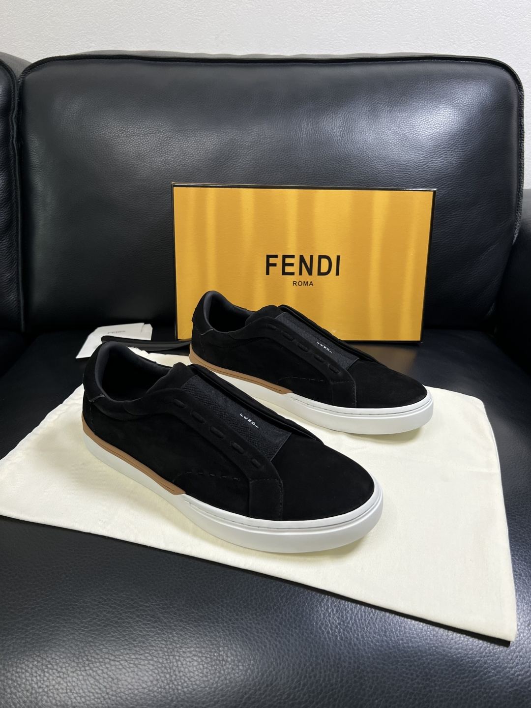 FENDI  高品质  顶级工艺品，芬迪  专柜同步，原厂配置意大利进口牛皮面料，进口牛皮内里垫，透气舒