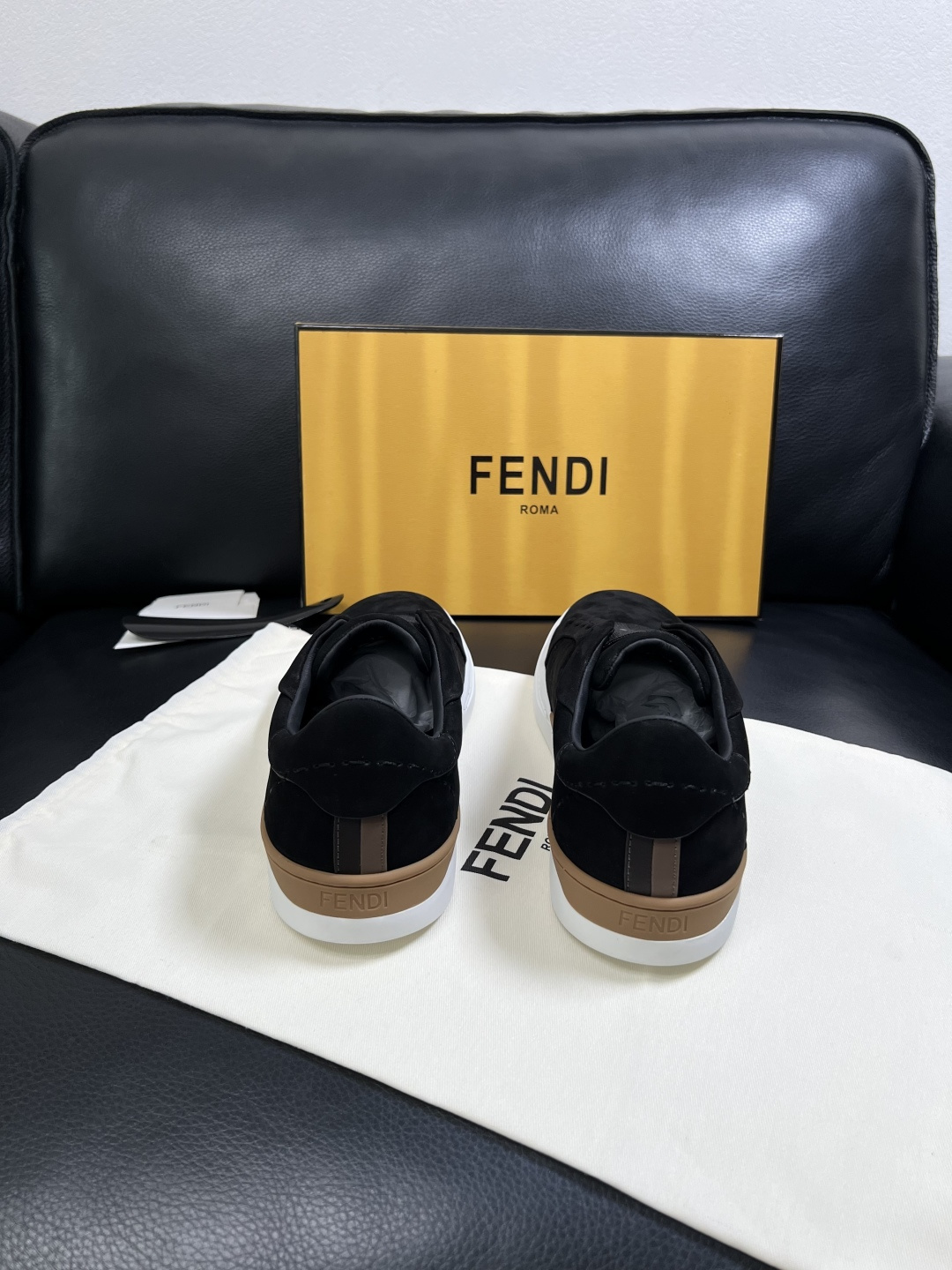 FENDI  高品质  顶级工艺品，芬迪  专柜同步，原厂配置意大利进口牛皮面料，进口牛皮内里垫，透气舒