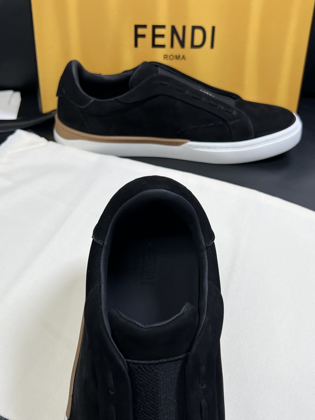 FENDI  高品质  顶级工艺品，芬迪  专柜同步，原厂配置意大利进口牛皮面料，进口牛皮内里垫，透气舒