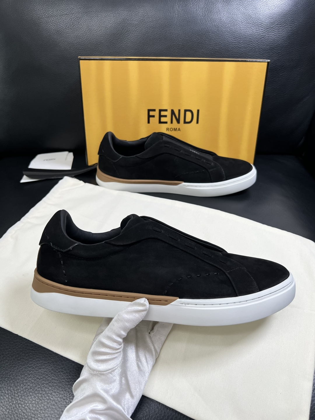 FENDI  高品质  顶级工艺品，芬迪  专柜同步，原厂配置意大利进口牛皮面料，进口牛皮内里垫，透气舒