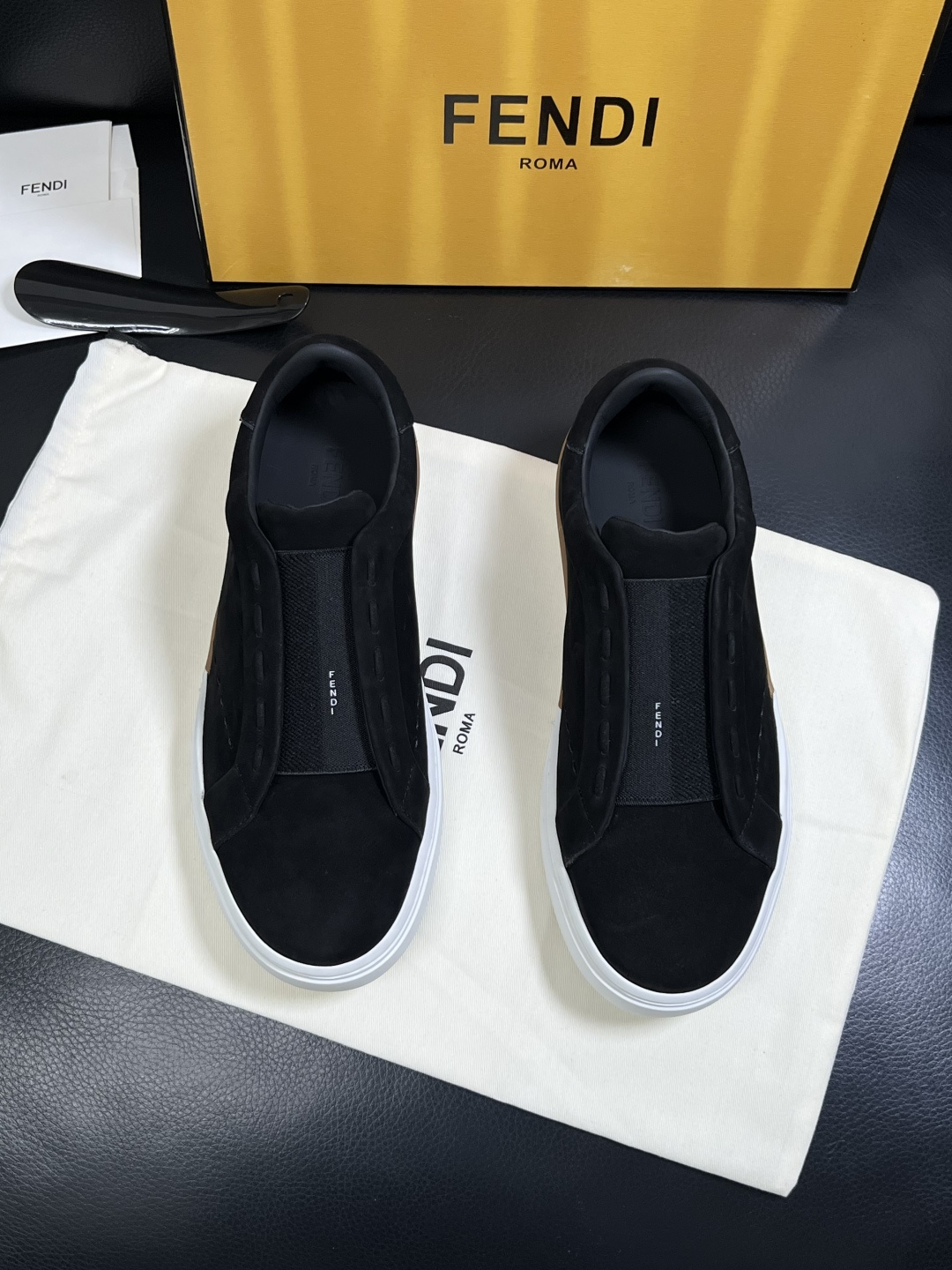 FENDI  高品质  顶级工艺品，芬迪  专柜同步，原厂配置意大利进口牛皮面料，进口牛皮内里垫，透气舒
