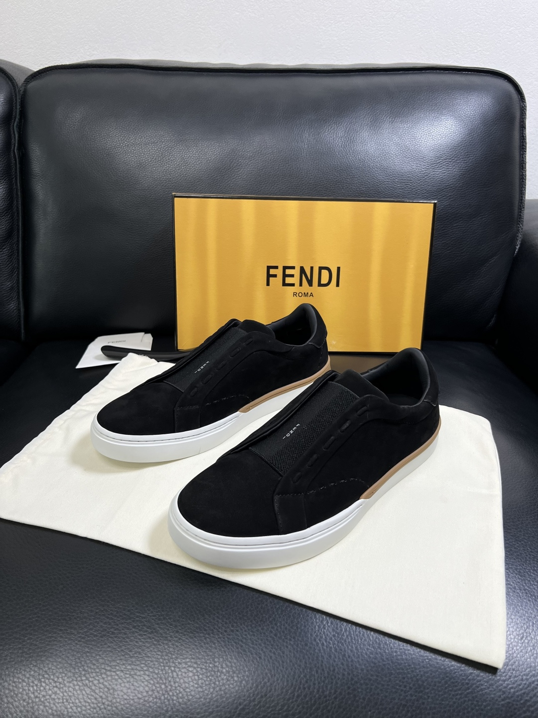 FENDI  高品质  顶级工艺品，芬迪  专柜同步，原厂配置意大利进口牛皮面料，进口牛皮内里垫，透气舒