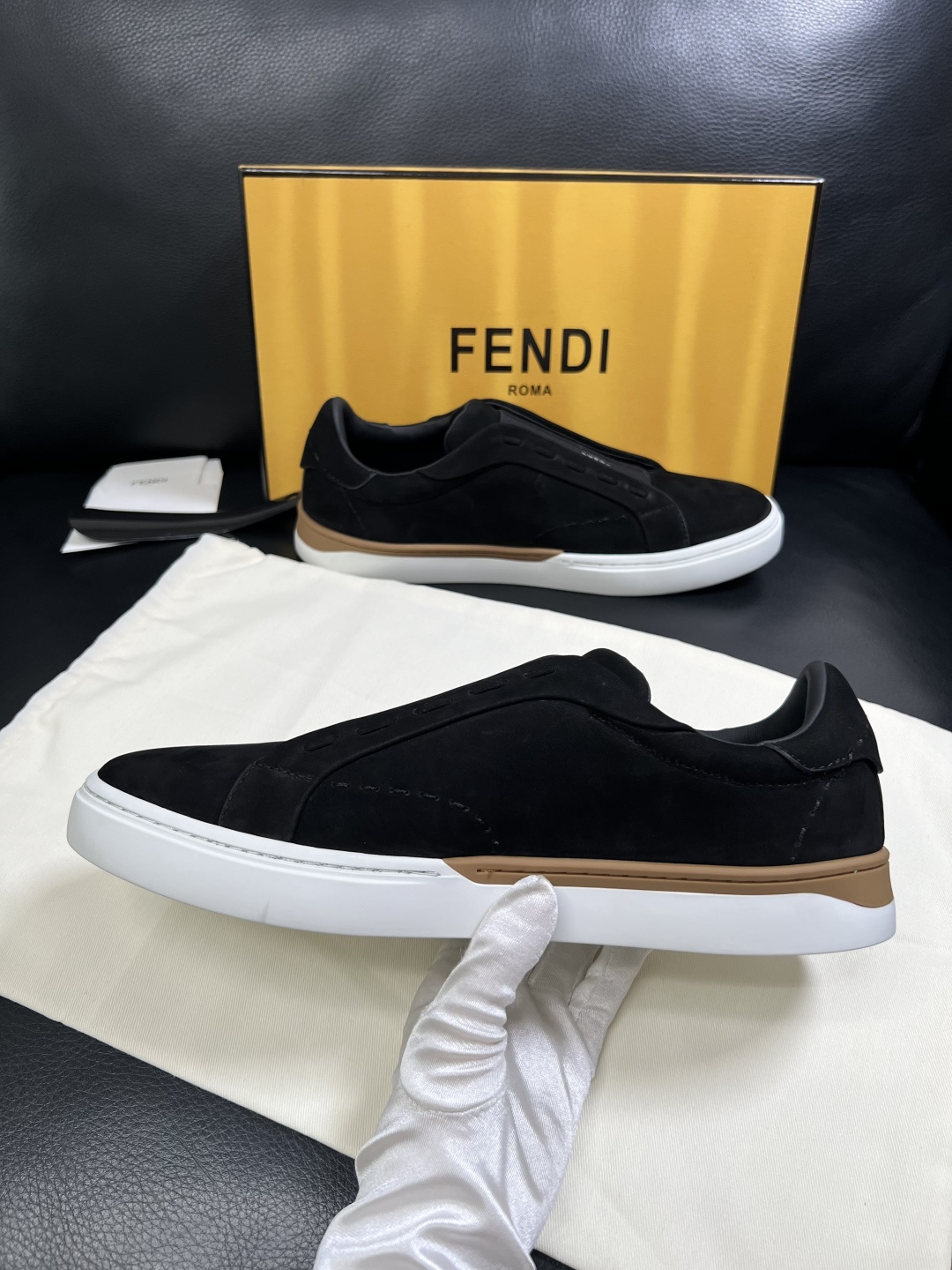 FENDI  高品质  顶级工艺品，芬迪  专柜同步，原厂配置意大利进口牛皮面料，进口牛皮内里垫，透气舒