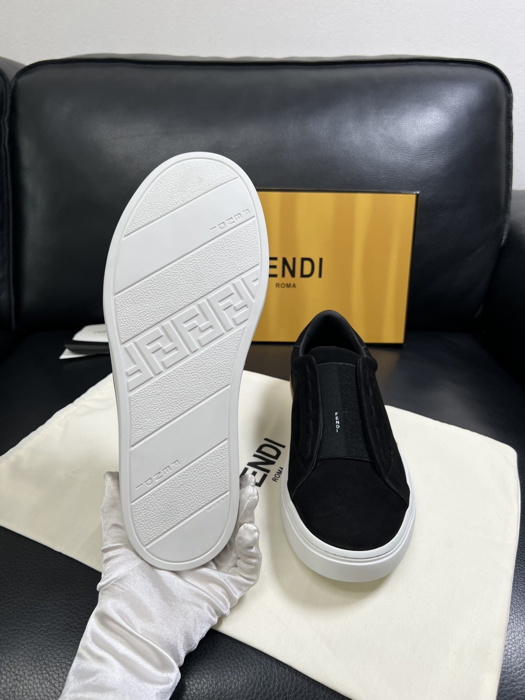 FENDI  高品质  顶级工艺品，芬迪  专柜同步，原厂配置意大利进口牛皮面料，进口牛皮内里垫，透气舒