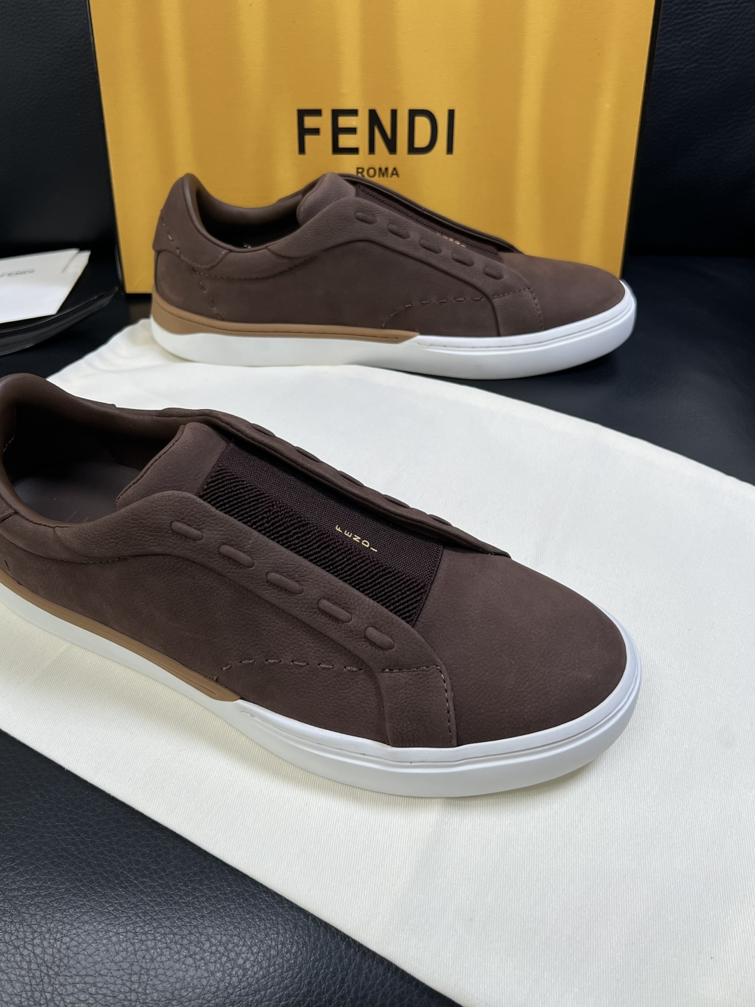 FENDI  高品质  顶级工艺品，芬迪  专柜同步，原厂配置意大利进口牛皮面料，进口牛皮内里垫，透气舒