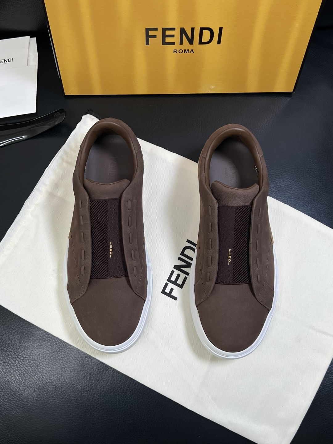 FENDI  高品质  顶级工艺品，芬迪  专柜同步，原厂配置意大利进口牛皮面料，进口牛皮内里垫，透气舒