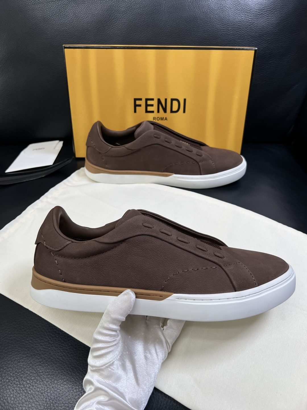 FENDI  高品质  顶级工艺品，芬迪  专柜同步，原厂配置意大利进口牛皮面料，进口牛皮内里垫，透气舒