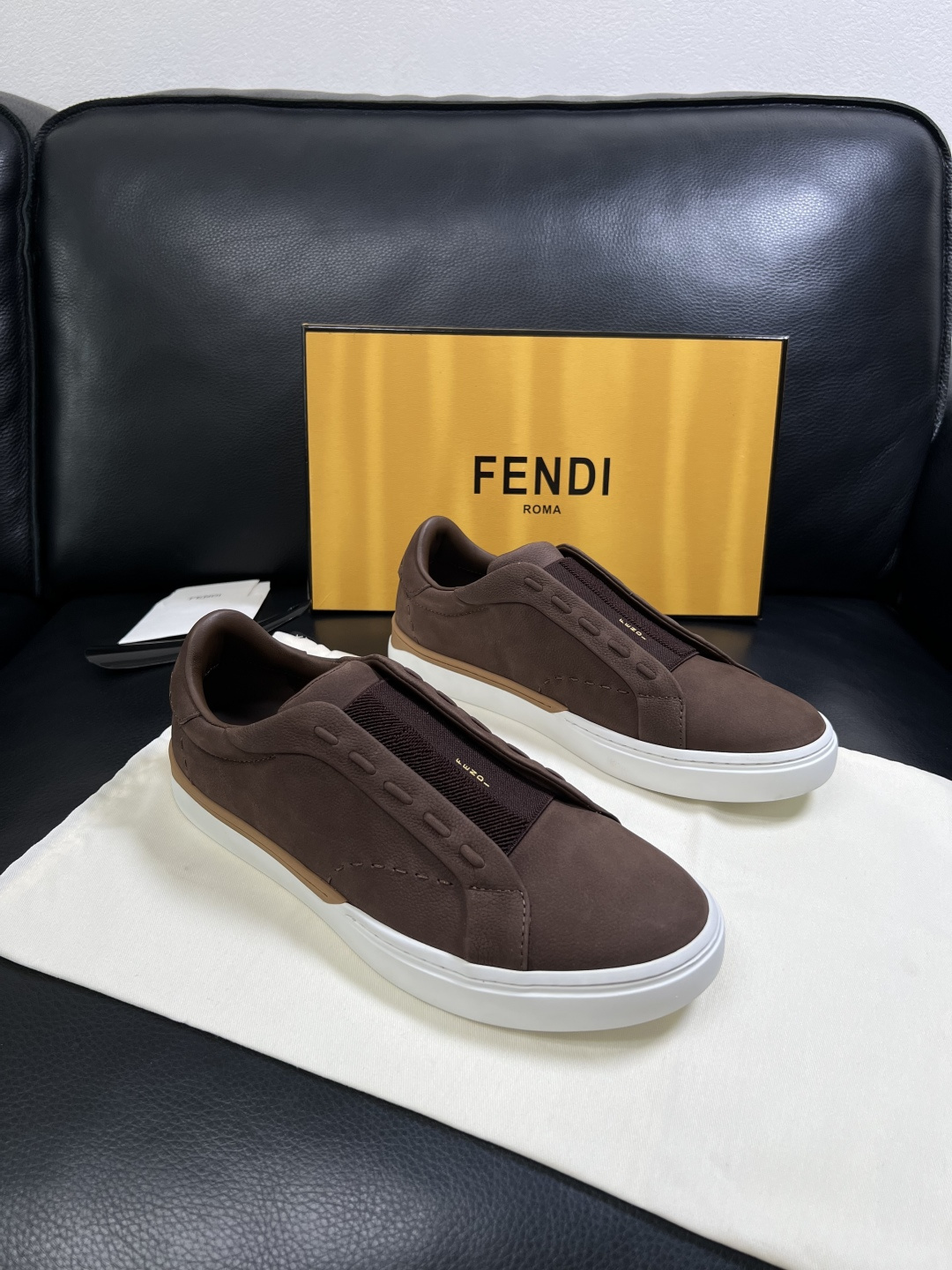 FENDI  高品质  顶级工艺品，芬迪  专柜同步，原厂配置意大利进口牛皮面料，进口牛皮内里垫，透气舒