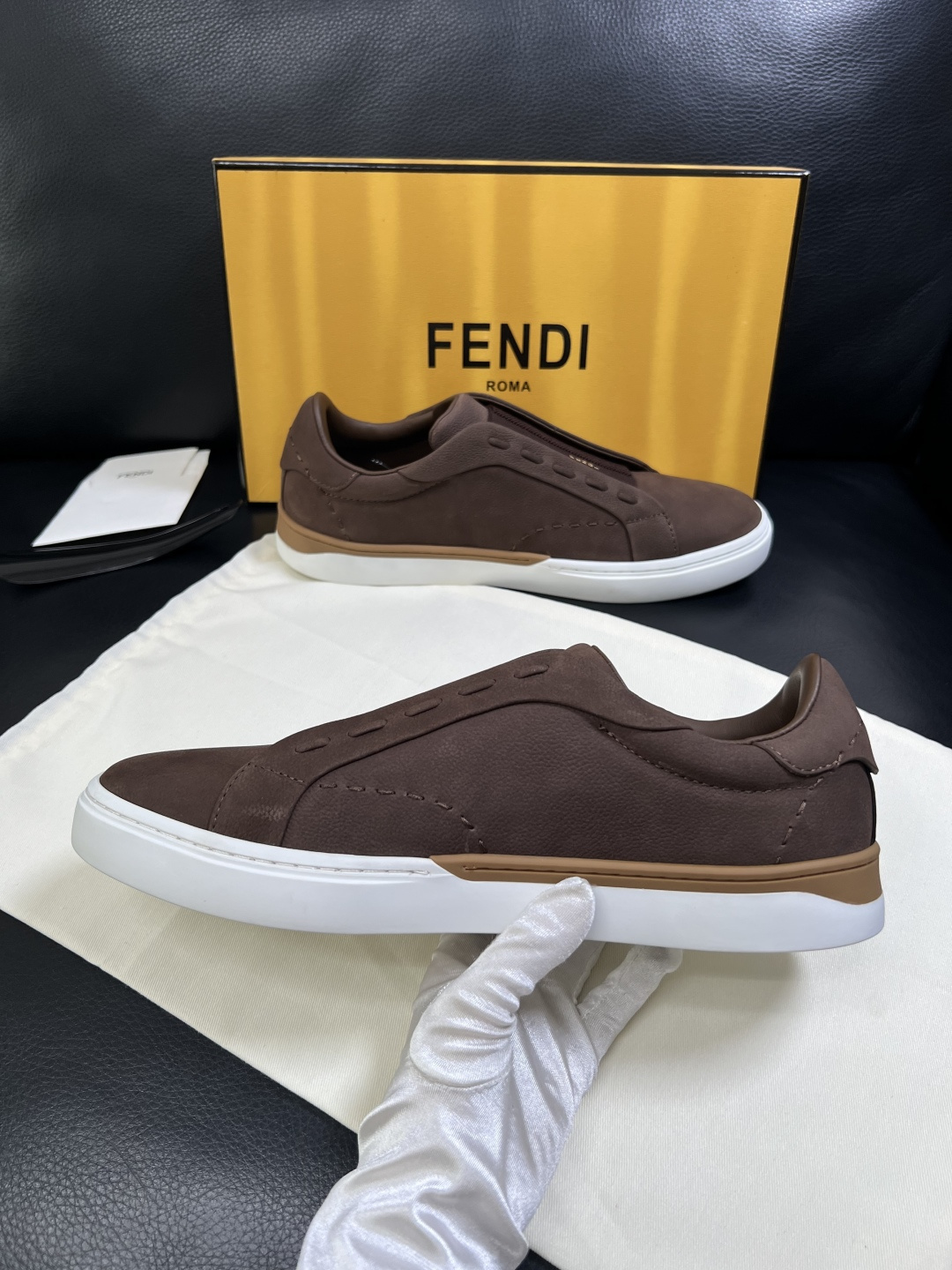 FENDI  高品质  顶级工艺品，芬迪  专柜同步，原厂配置意大利进口牛皮面料，进口牛皮内里垫，透气舒