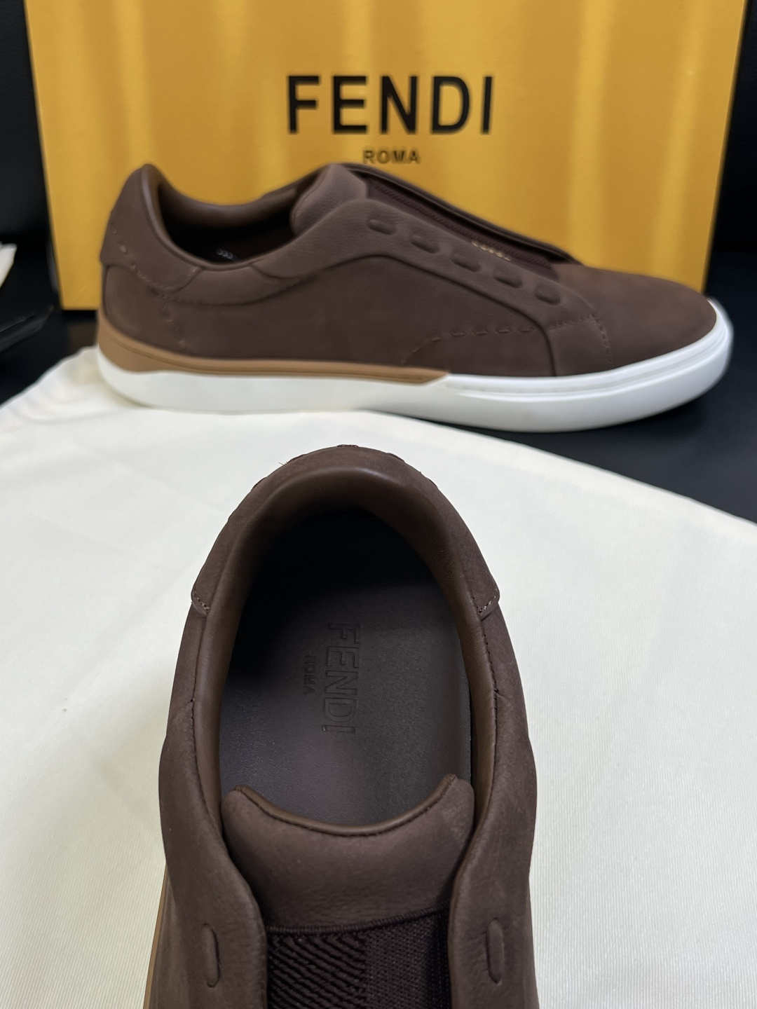 FENDI  高品质  顶级工艺品，芬迪  专柜同步，原厂配置意大利进口牛皮面料，进口牛皮内里垫，透气舒