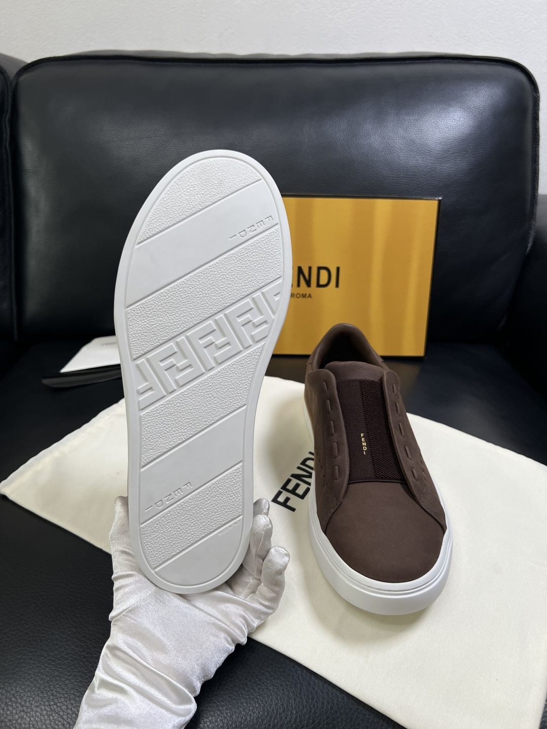 FENDI  高品质  顶级工艺品，芬迪  专柜同步，原厂配置意大利进口牛皮面料，进口牛皮内里垫，透气舒