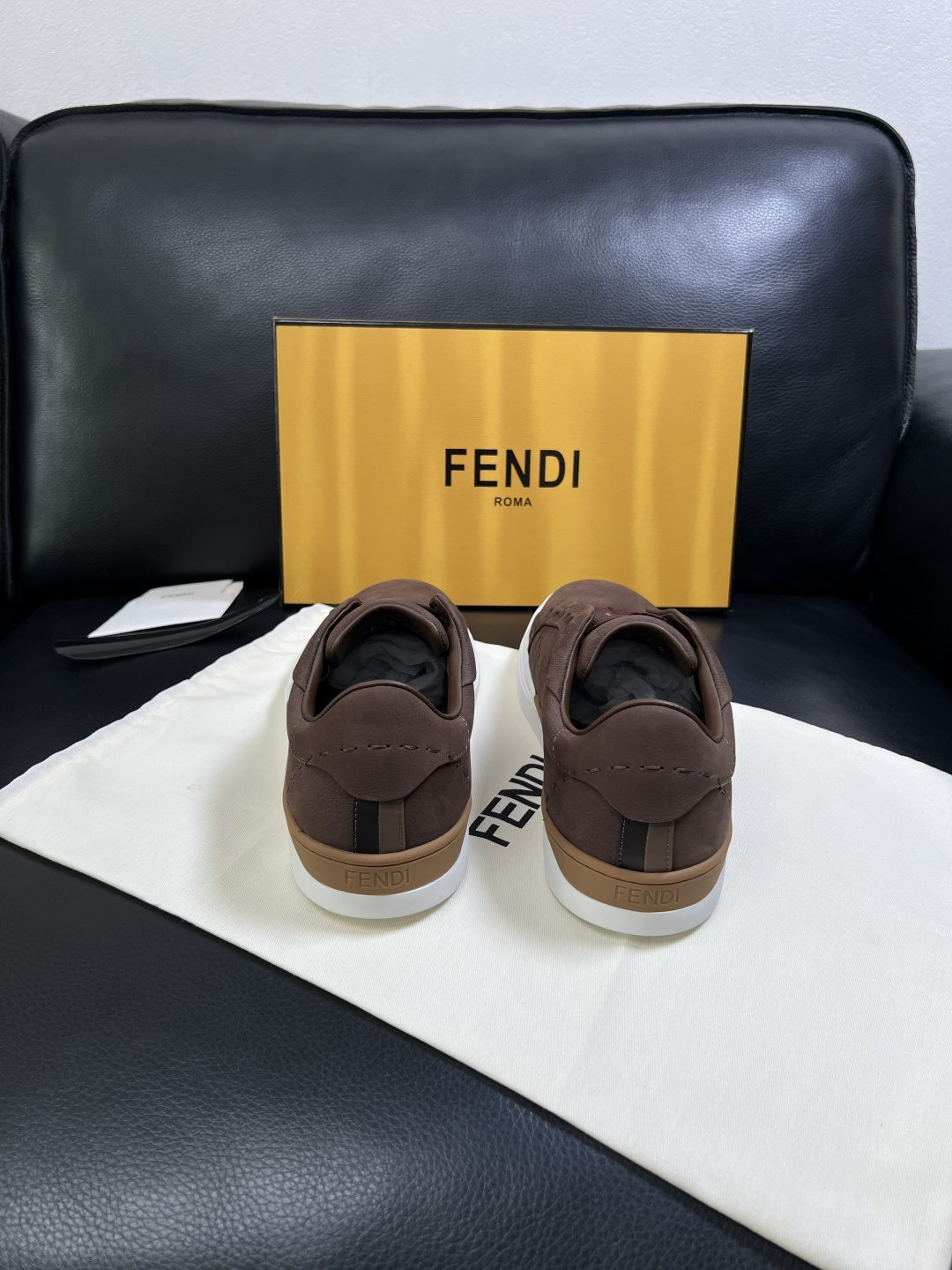 FENDI  高品质  顶级工艺品，芬迪  专柜同步，原厂配置意大利进口牛皮面料，进口牛皮内里垫，透气舒