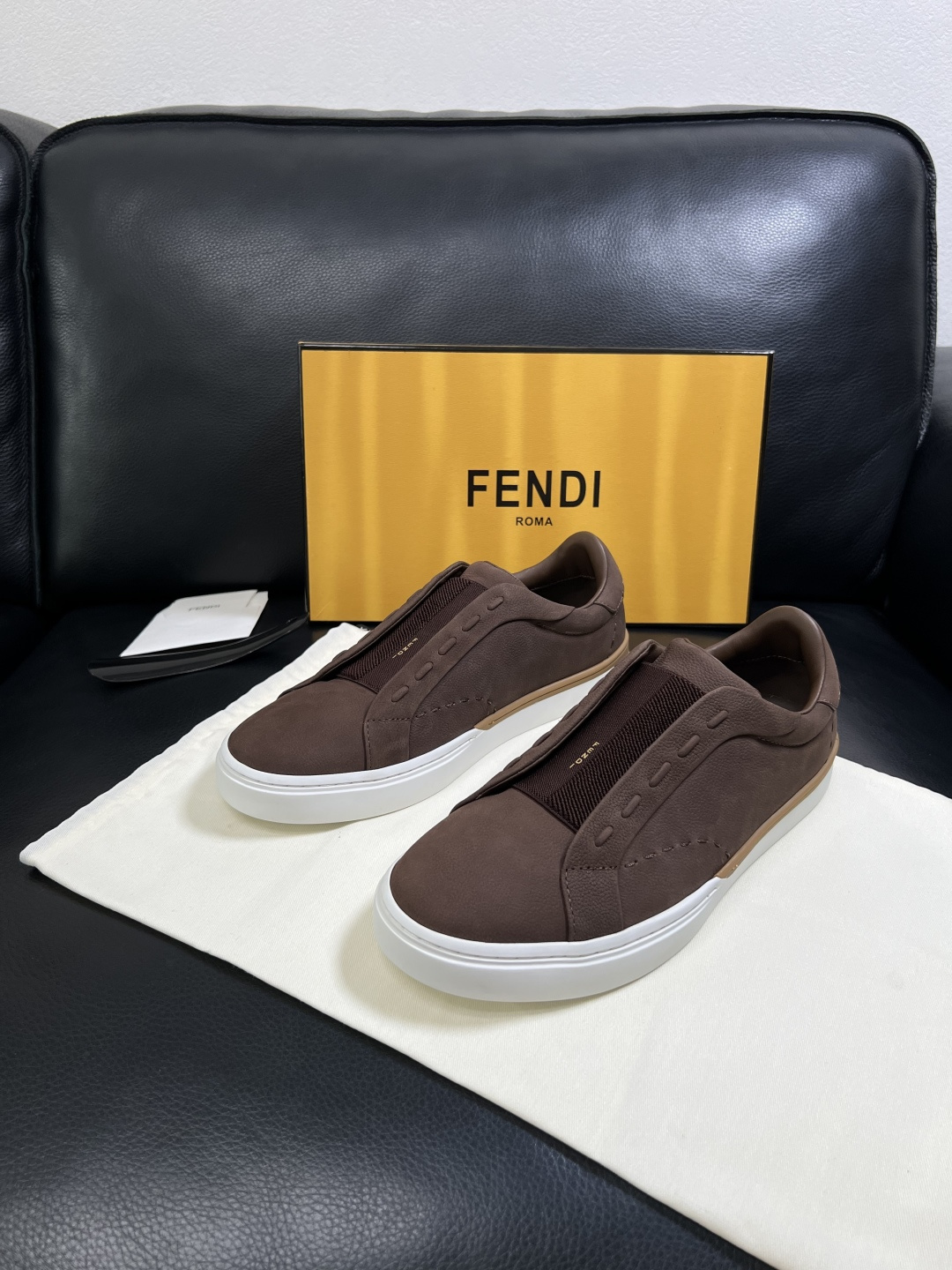 FENDI  高品质  顶级工艺品，芬迪  专柜同步，原厂配置意大利进口牛皮面料，进口牛皮内里垫，透气舒