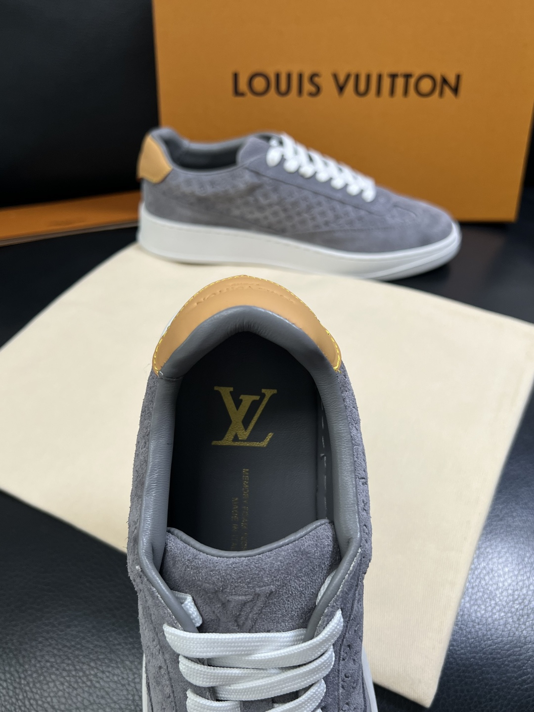 Lv  高品质  顶级工艺品  路易威登，运动板鞋专柜同步，鞋面意大利进口，高品质拼接缤纷色彩复杂工艺品