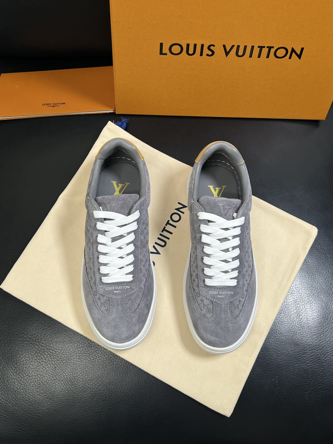 Lv  高品质  顶级工艺品  路易威登，运动板鞋专柜同步，鞋面意大利进口，高品质拼接缤纷色彩复杂工艺品
