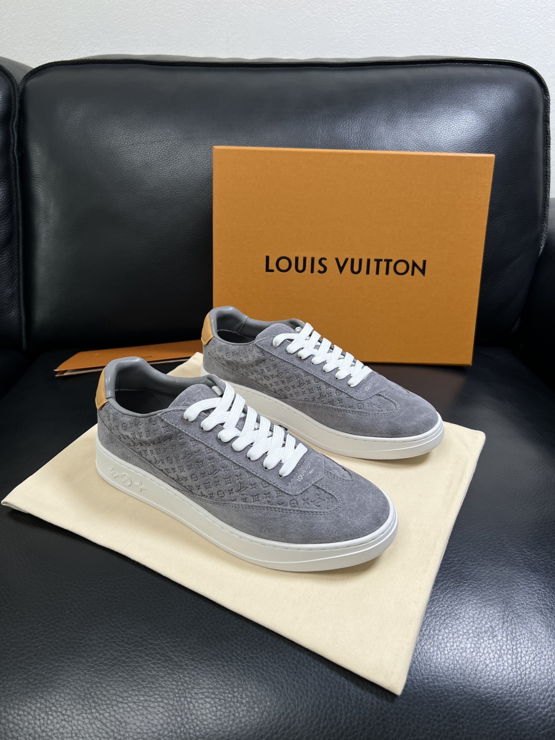 Lv  高品质  顶级工艺品  路易威登，运动板鞋专柜同步，鞋面意大利进口，高品质拼接缤纷色彩复杂工艺品