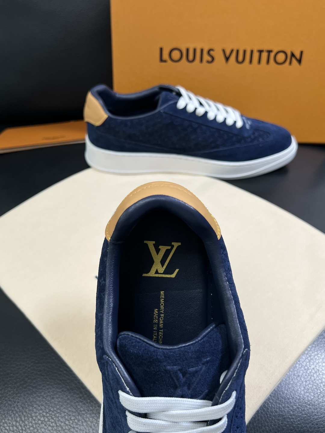 Lv  高品质  顶级工艺品  路易威登，运动板鞋专柜同步，鞋面意大利进口，高品质拼接缤纷色彩复杂工艺品