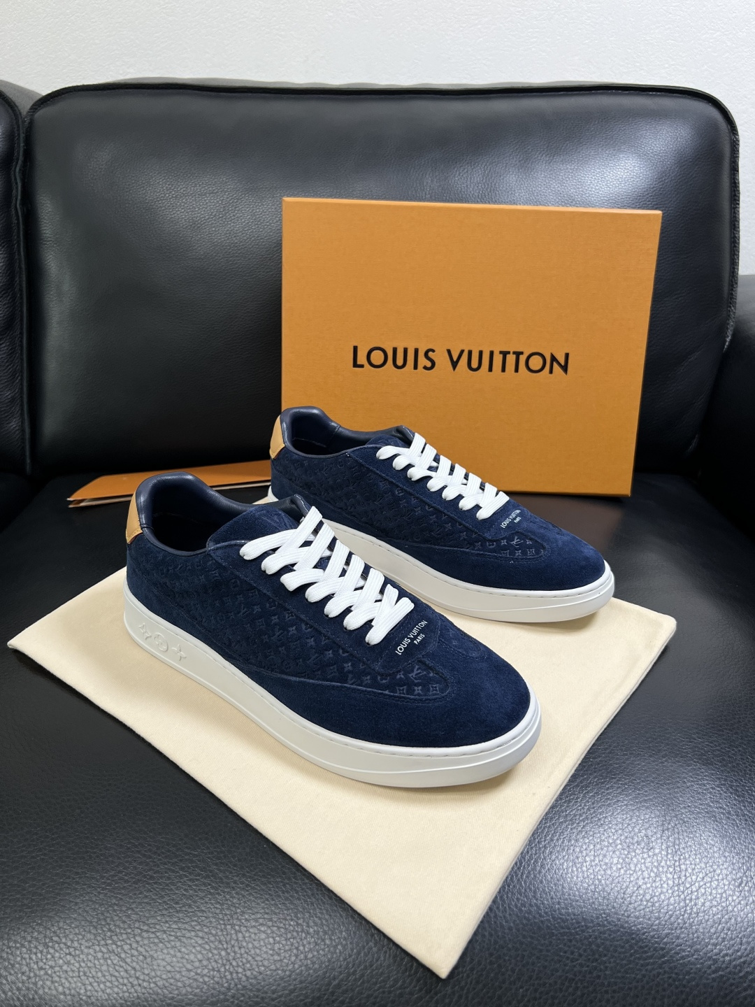 Lv  高品质  顶级工艺品  路易威登，运动板鞋专柜同步，鞋面意大利进口，高品质拼接缤纷色彩复杂工艺品