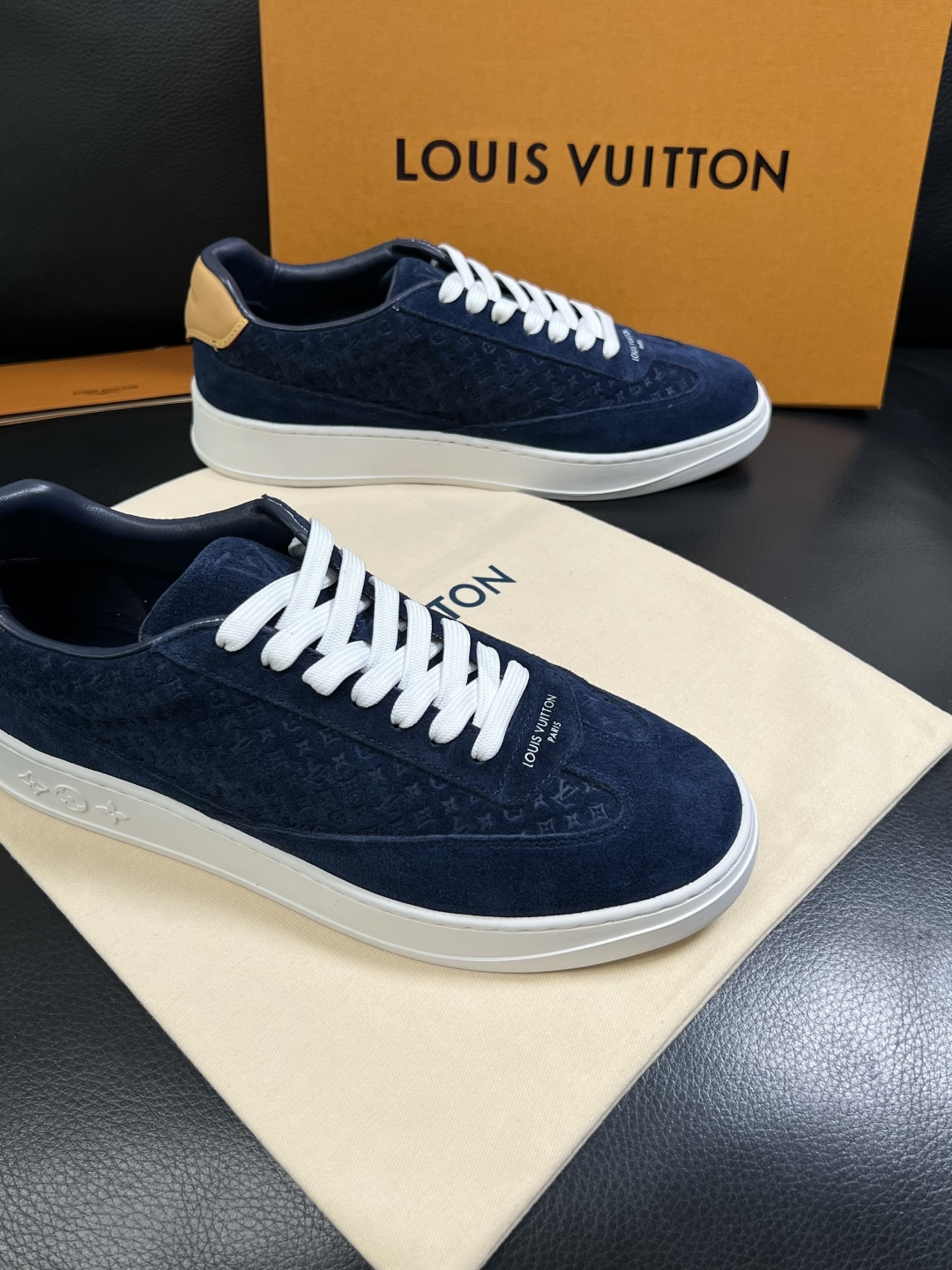 Lv  高品质  顶级工艺品  路易威登，运动板鞋专柜同步，鞋面意大利进口，高品质拼接缤纷色彩复杂工艺品