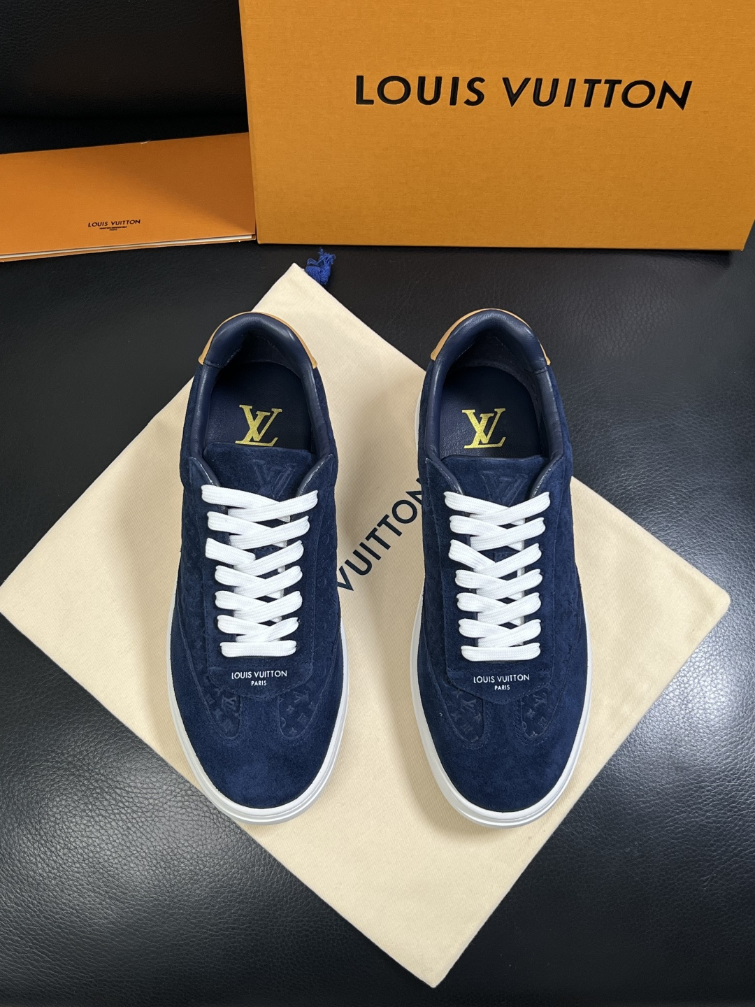 Lv  高品质  顶级工艺品  路易威登，运动板鞋专柜同步，鞋面意大利进口，高品质拼接缤纷色彩复杂工艺品
