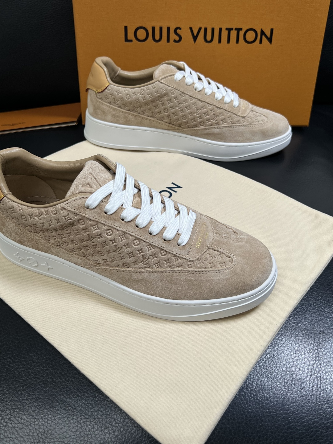 Lv  高品质  顶级工艺品  路易威登，运动板鞋专柜同步，鞋面意大利进口，高品质拼接缤纷色彩复杂工艺品