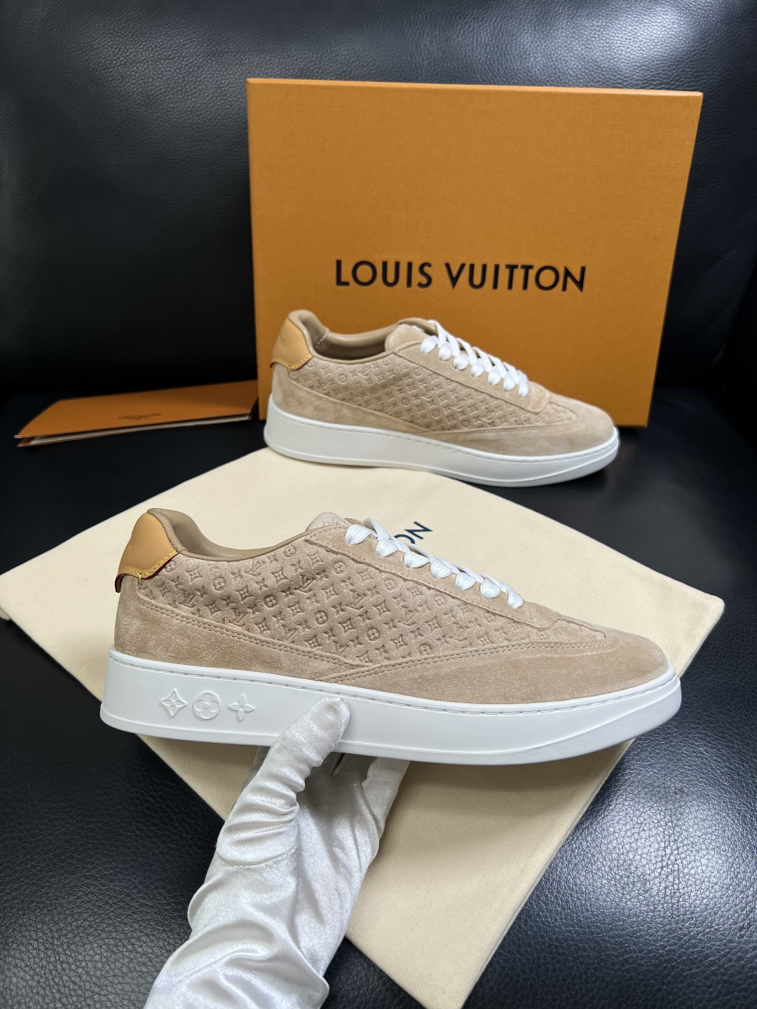 Lv  高品质  顶级工艺品  路易威登，运动板鞋专柜同步，鞋面意大利进口，高品质拼接缤纷色彩复杂工艺品