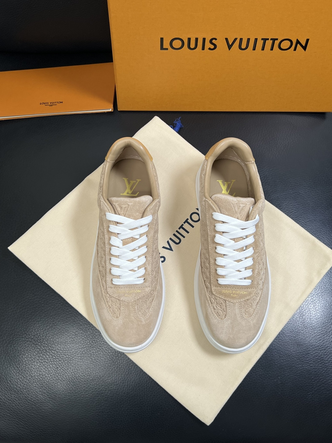 Lv  高品质  顶级工艺品  路易威登，运动板鞋专柜同步，鞋面意大利进口，高品质拼接缤纷色彩复杂工艺品