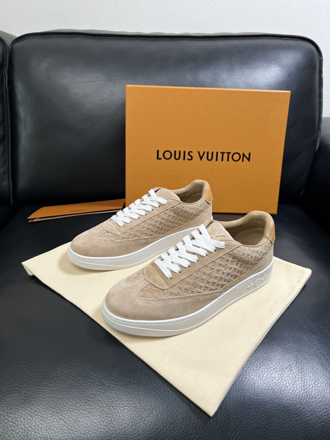 Lv  高品质  顶级工艺品  路易威登，运动板鞋专柜同步，鞋面意大利进口，高品质拼接缤纷色彩复杂工艺品