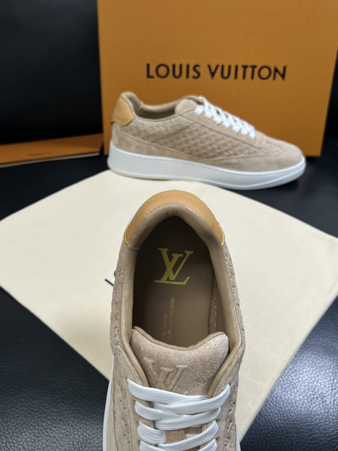 Lv  高品质  顶级工艺品  路易威登，运动板鞋专柜同步，鞋面意大利进口，高品质拼接缤纷色彩复杂工艺品