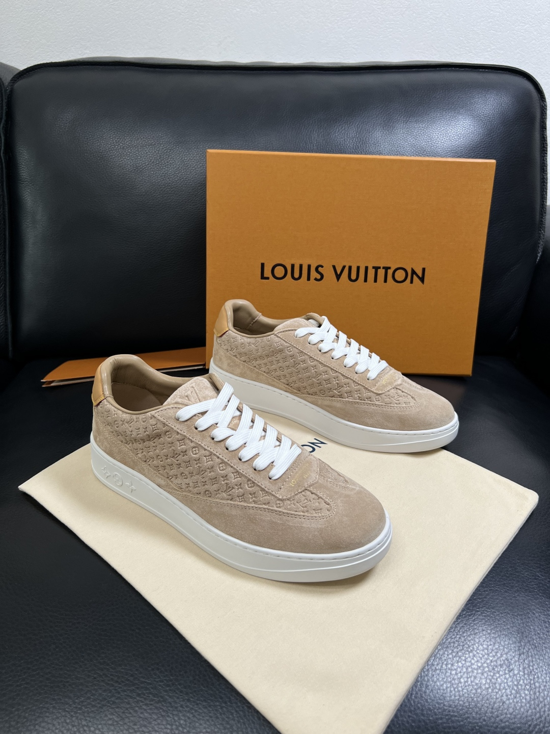 Lv  高品质  顶级工艺品  路易威登，运动板鞋专柜同步，鞋面意大利进口，高品质拼接缤纷色彩复杂工艺品