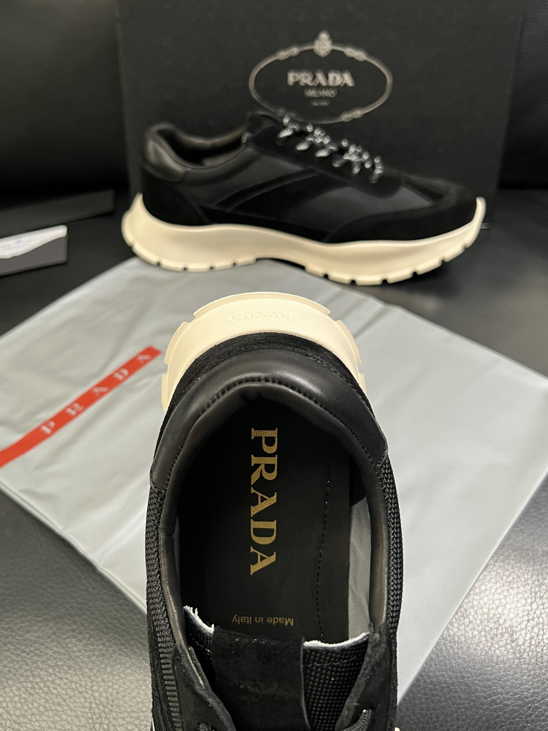 PRADA  高品质  顶级工艺品 普拉达 专柜同步 原厂配置，意大利进口原版牛皮面料，透气舒适进口水染