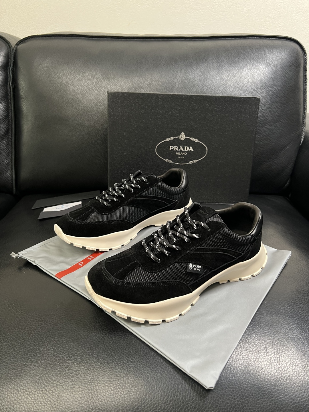 PRADA  高品质  顶级工艺品 普拉达 专柜同步 原厂配置，意大利进口原版牛皮面料，透气舒适进口水染