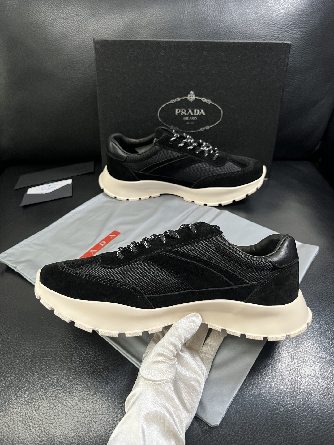 PRADA  高品质  顶级工艺品 普拉达 专柜同步 原厂配置，意大利进口原版牛皮面料，透气舒适进口水染