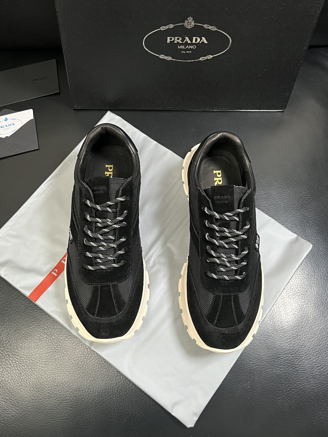 PRADA  高品质  顶级工艺品 普拉达 专柜同步 原厂配置，意大利进口原版牛皮面料，透气舒适进口水染