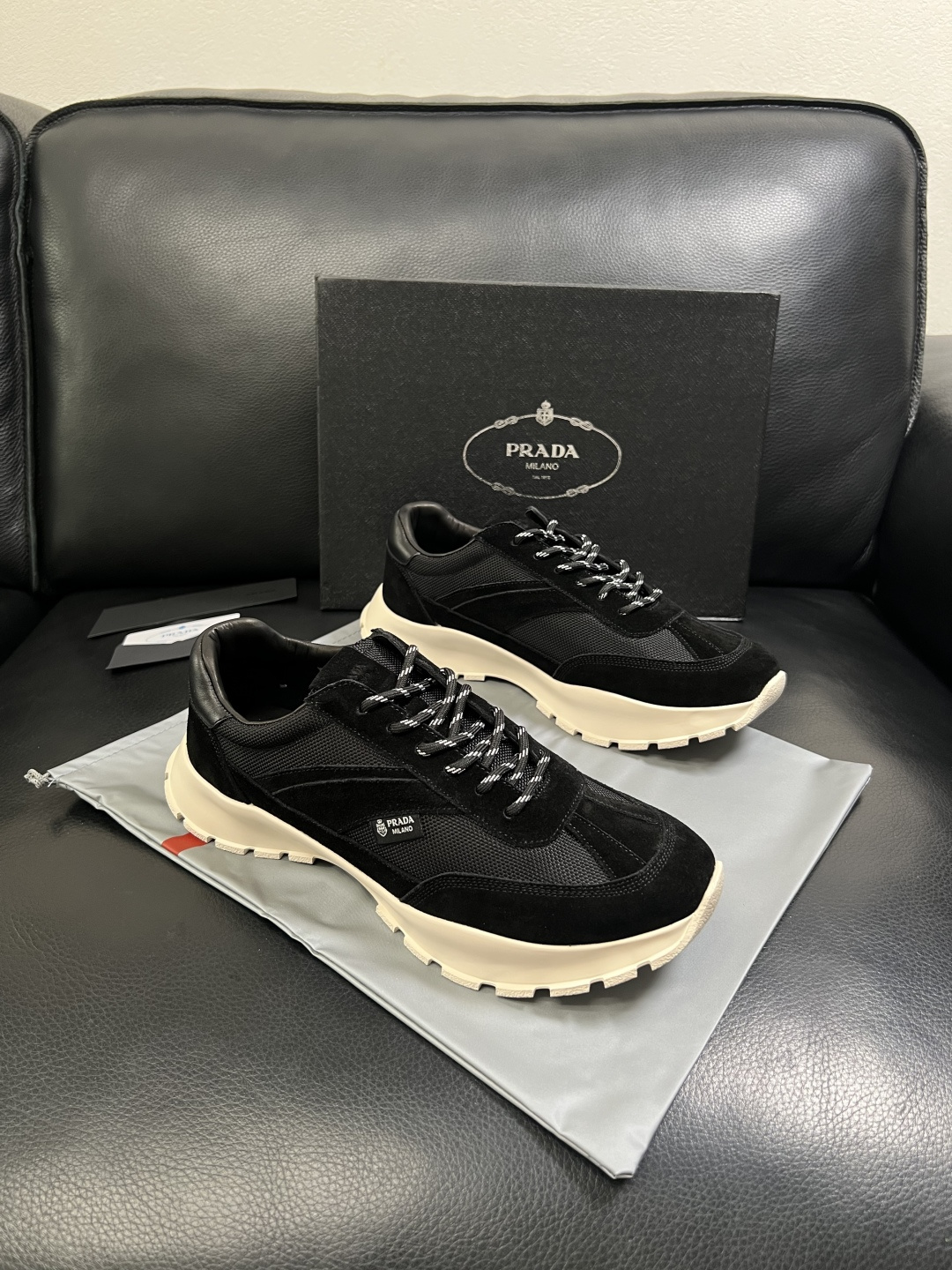 PRADA  高品质  顶级工艺品 普拉达 专柜同步 原厂配置，意大利进口原版牛皮面料，透气舒适进口水染