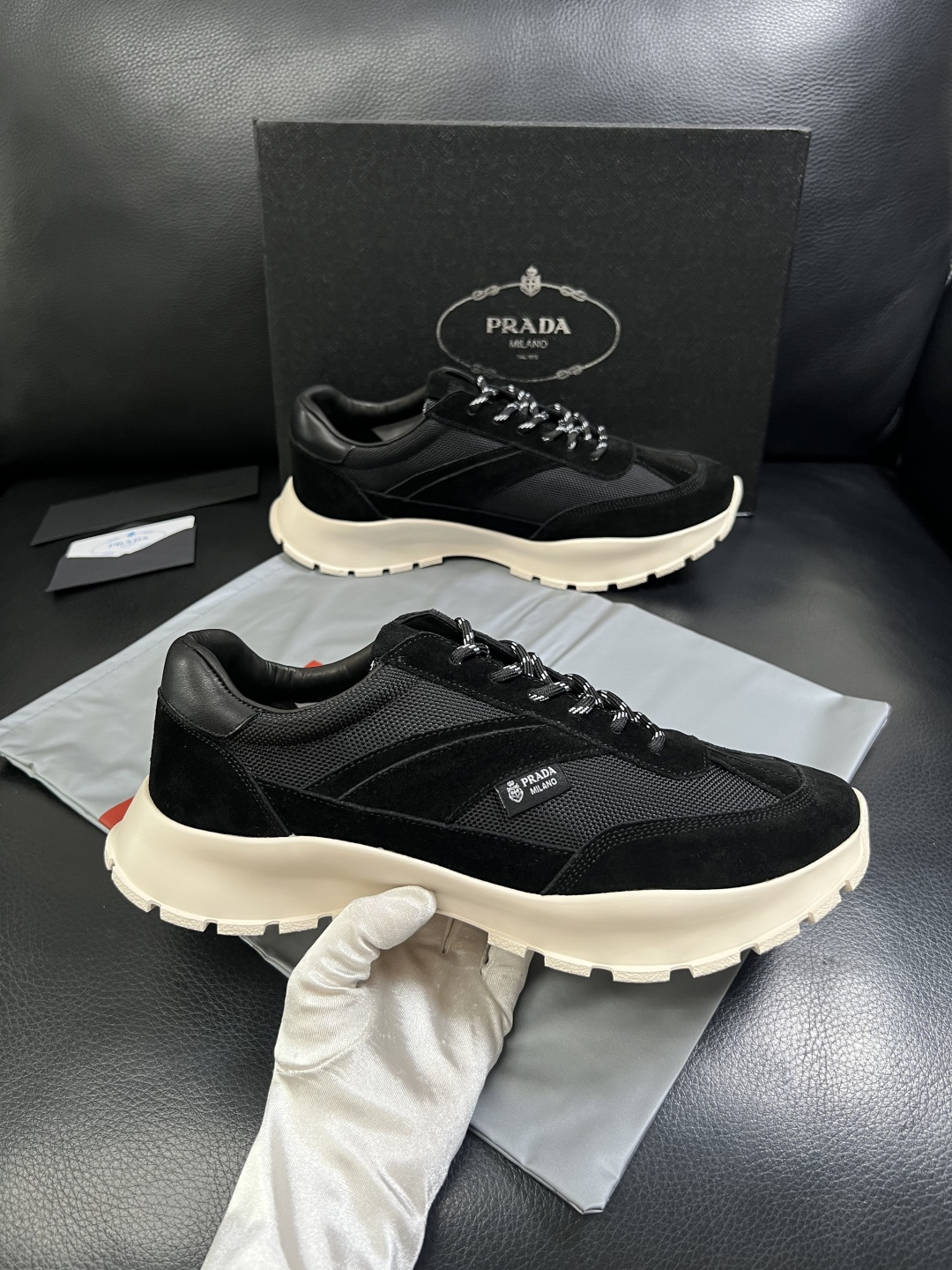 PRADA  高品质  顶级工艺品 普拉达 专柜同步 原厂配置，意大利进口原版牛皮面料，透气舒适进口水染