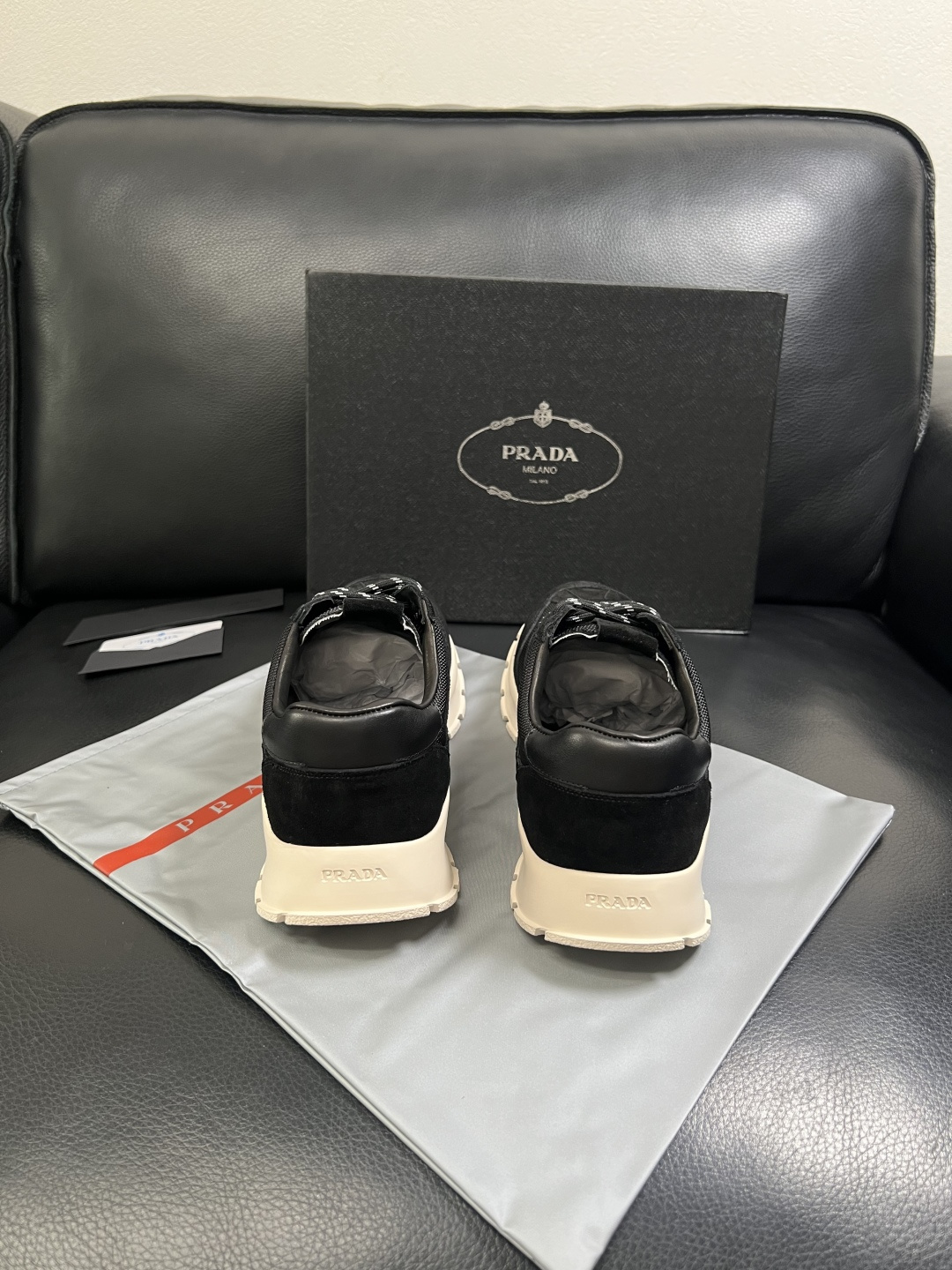 PRADA  高品质  顶级工艺品 普拉达 专柜同步 原厂配置，意大利进口原版牛皮面料，透气舒适进口水染