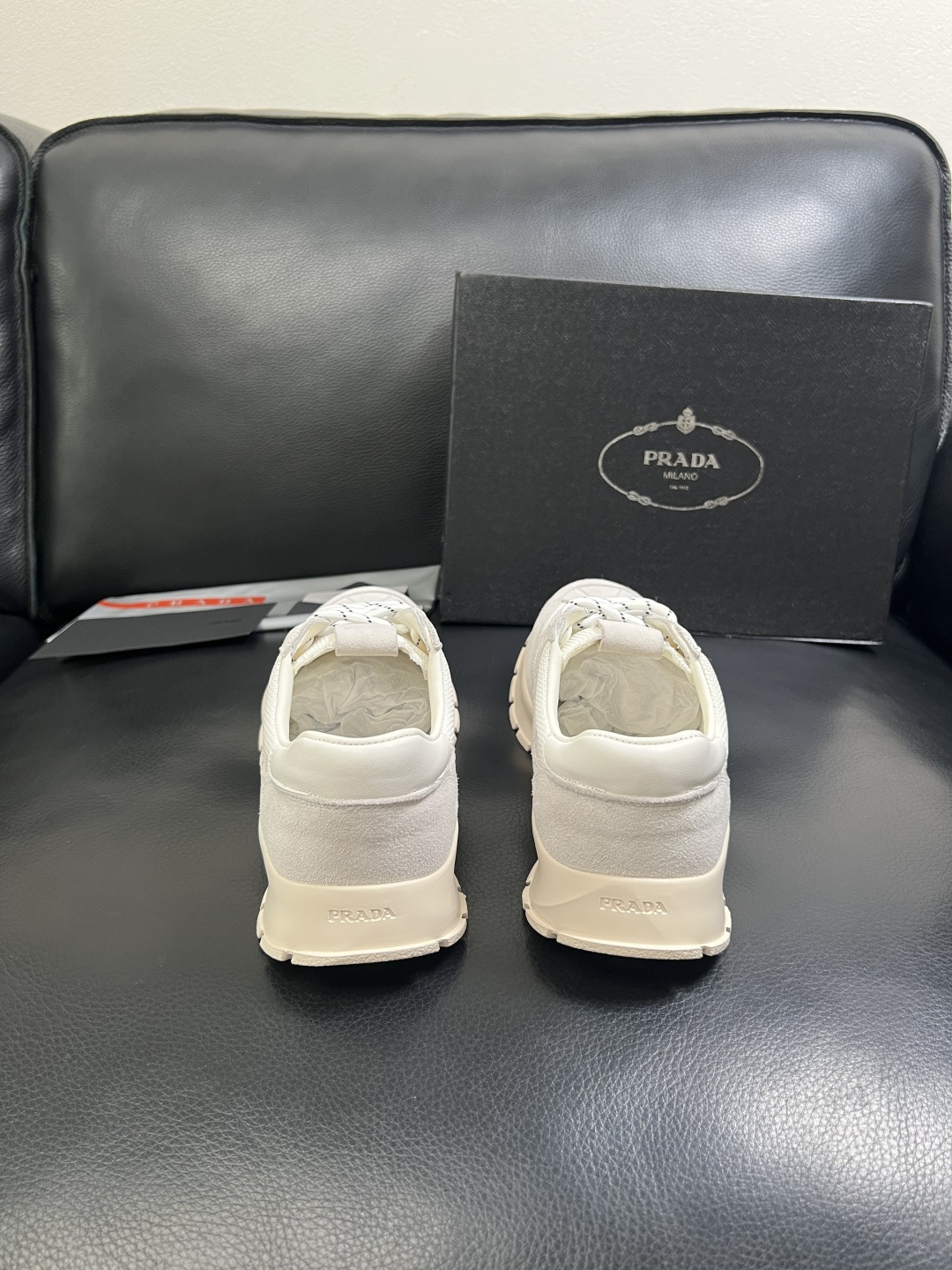 PRADA  高品质  顶级工艺品 普拉达 专柜同步 原厂配置，意大利进口原版牛皮面料，透气舒适进口水染