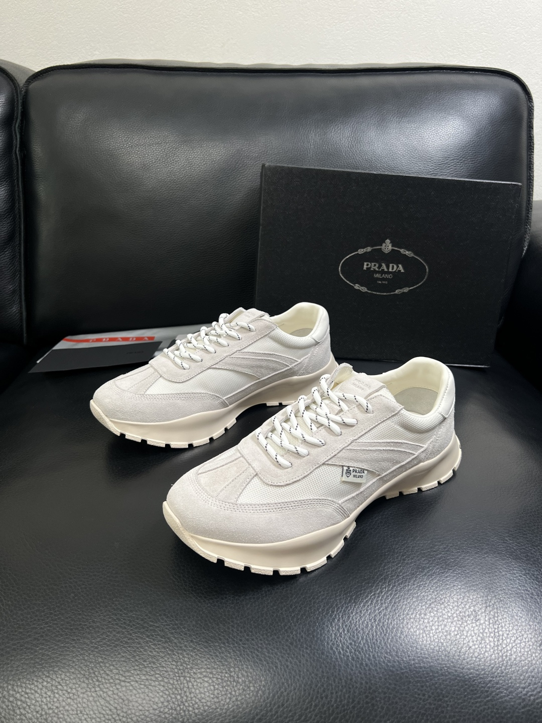 PRADA  高品质  顶级工艺品 普拉达 专柜同步 原厂配置，意大利进口原版牛皮面料，透气舒适进口水染
