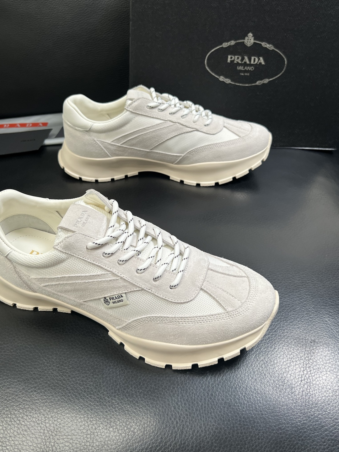 PRADA  高品质  顶级工艺品 普拉达 专柜同步 原厂配置，意大利进口原版牛皮面料，透气舒适进口水染