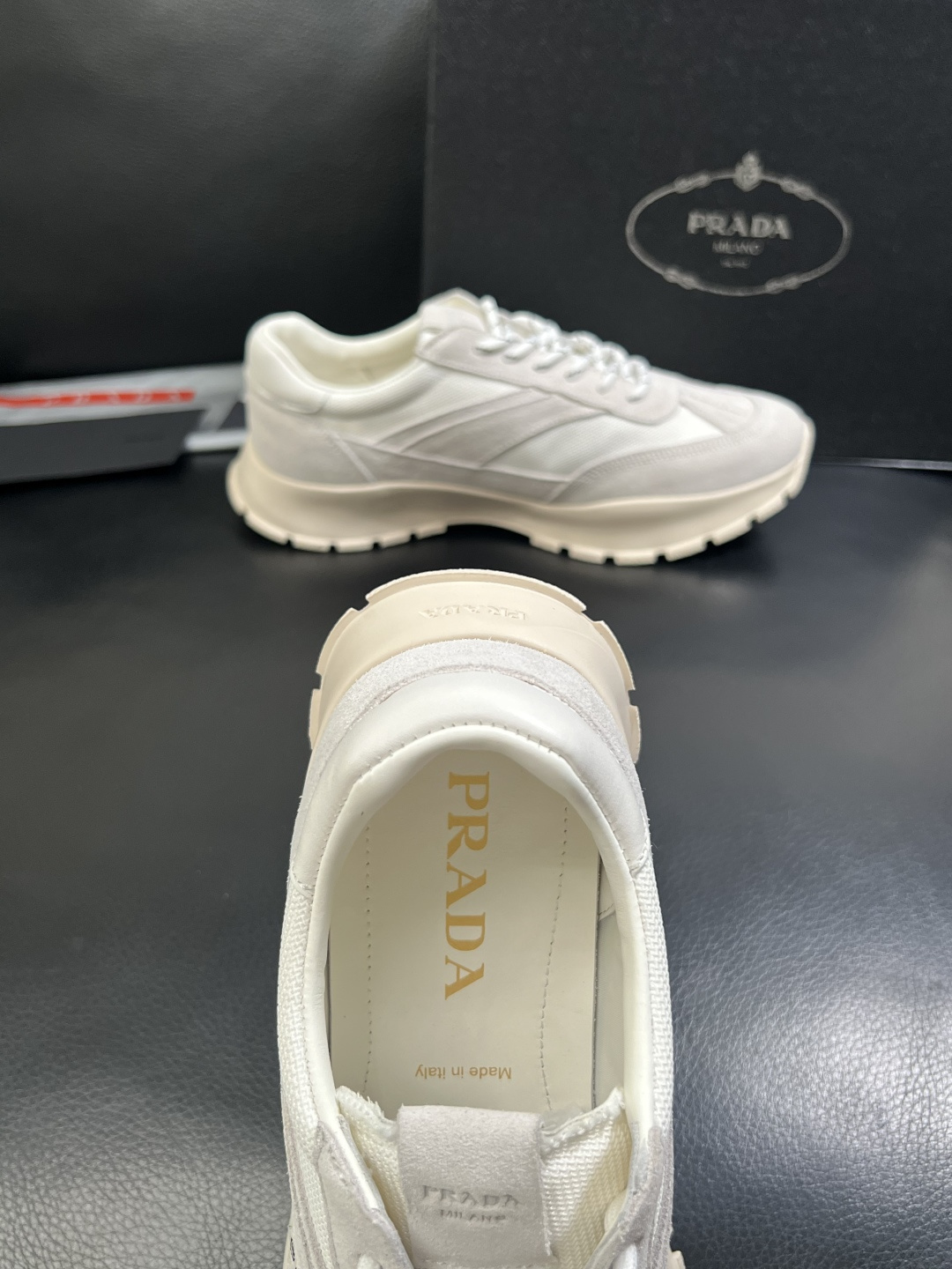 PRADA  高品质  顶级工艺品 普拉达 专柜同步 原厂配置，意大利进口原版牛皮面料，透气舒适进口水染