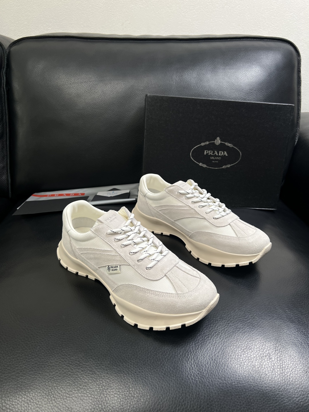 PRADA  高品质  顶级工艺品 普拉达 专柜同步 原厂配置，意大利进口原版牛皮面料，透气舒适进口水染